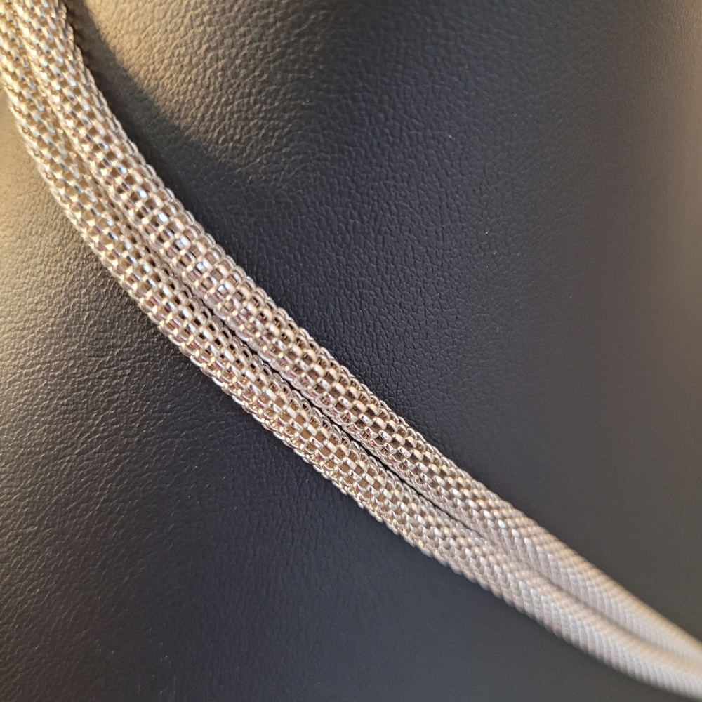 Serpentine bi-strand silver-tone necklace w/ silver-tone ring pendants - Picture 4 of 10